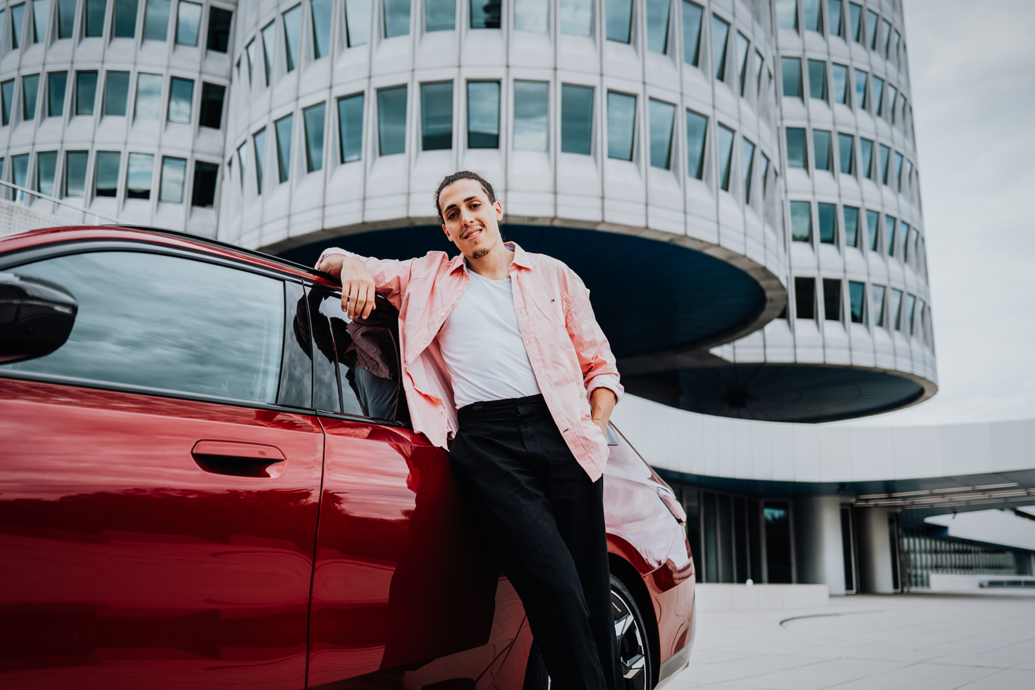Manuel mit BMW i5 vor dem Headquarter in München