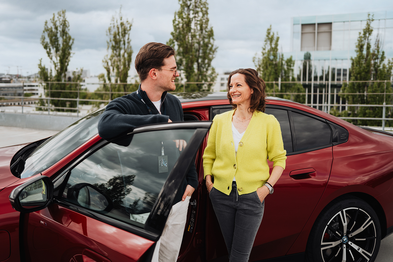 Fastlaner Simon und seine Mentorin Sabine mit BMW i5