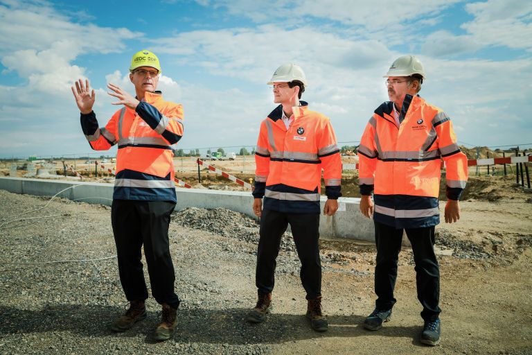 A képen a BMW Group Gyár Debrecen vezetői láthatóak az építkezési területen.