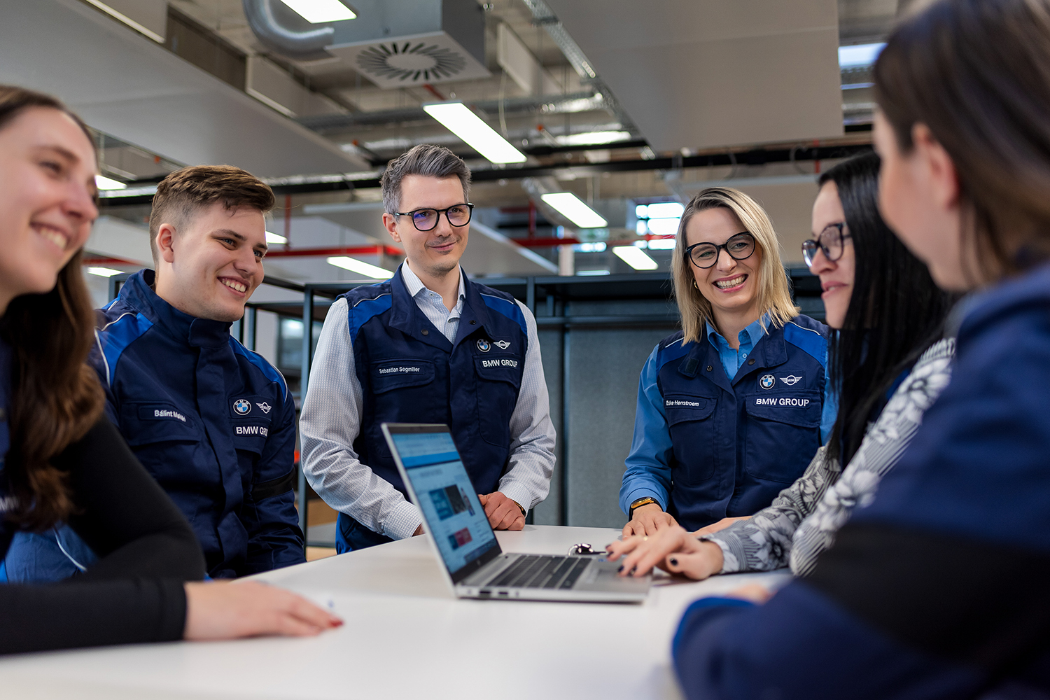 Six BMW Group employees are having a meeting