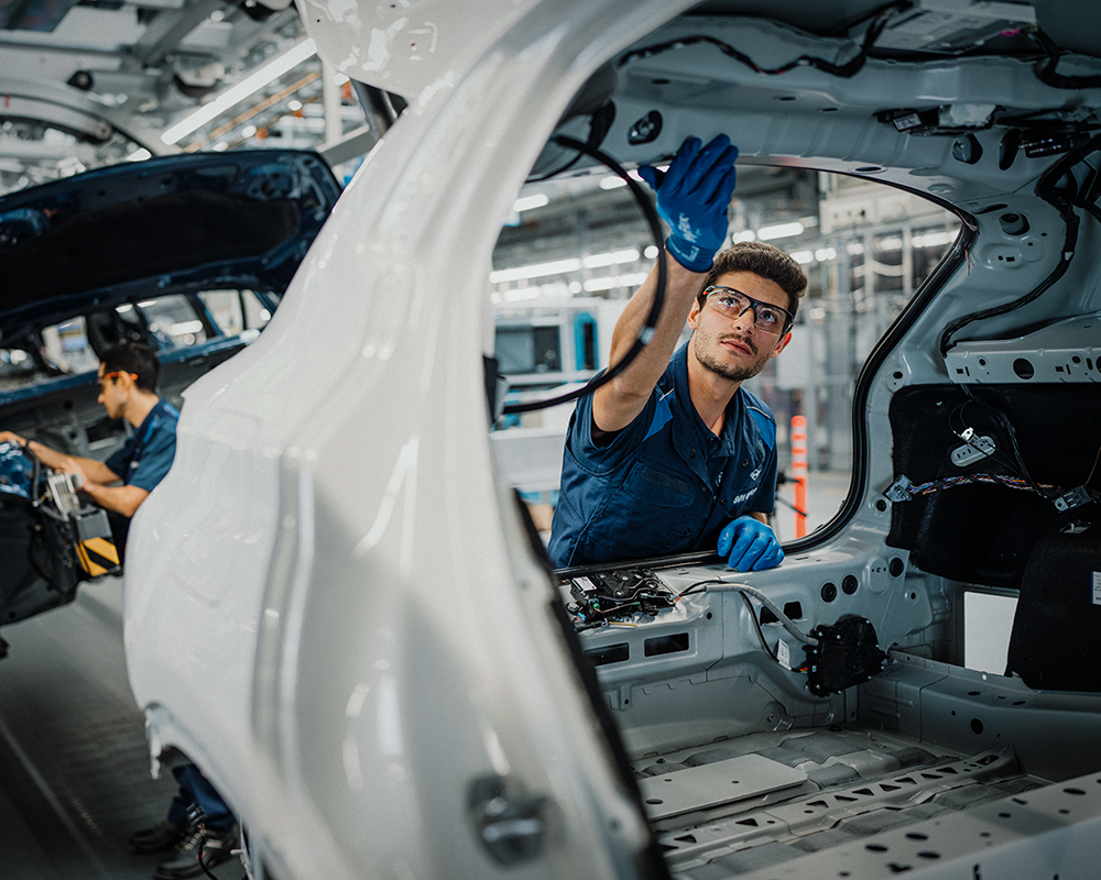 Mitarbeiter im BMW Werk, der an der Produktion beteiligt ist.