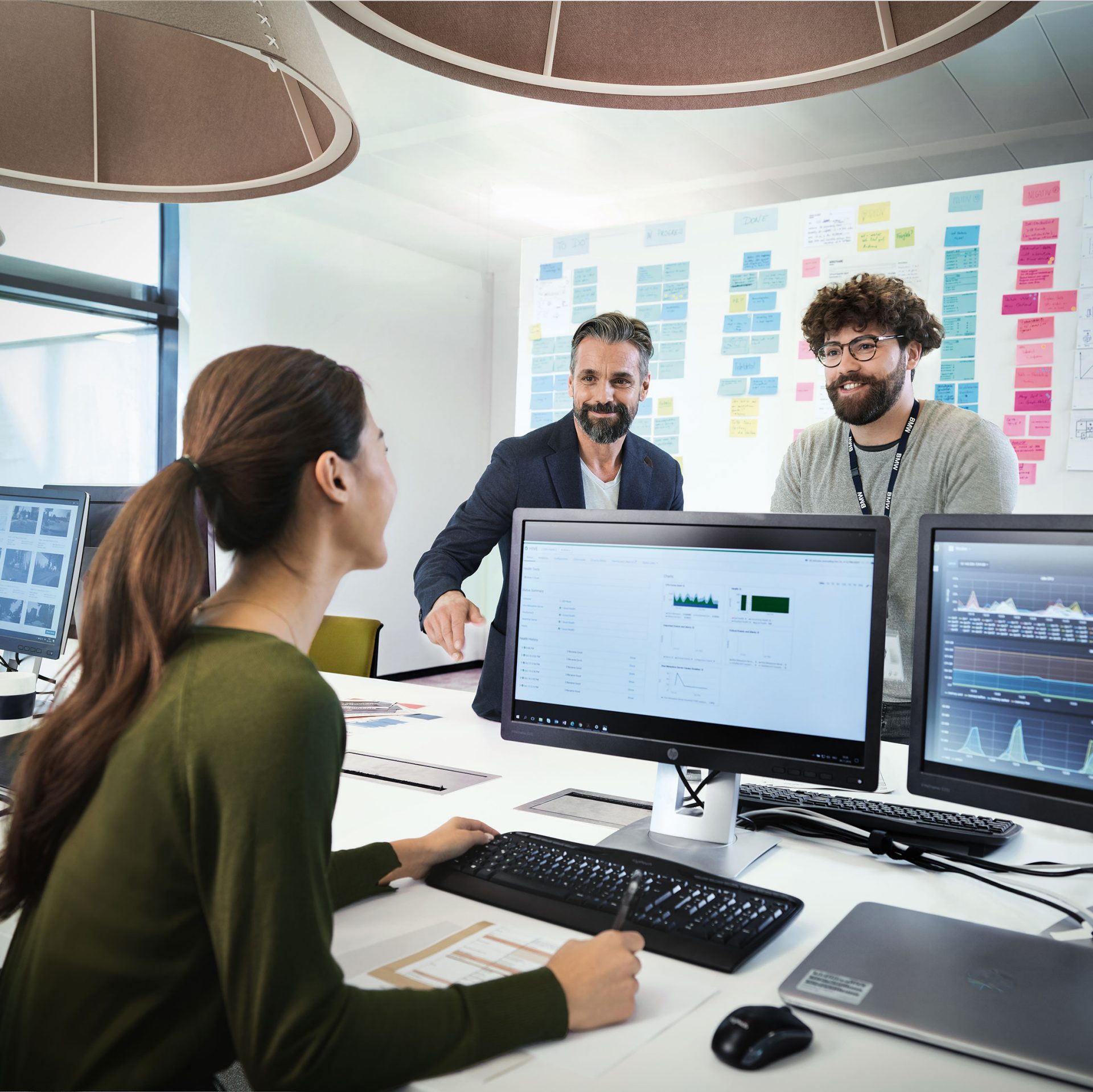 Mitarbeiter der IT Abteilung bei BMW im Büro.