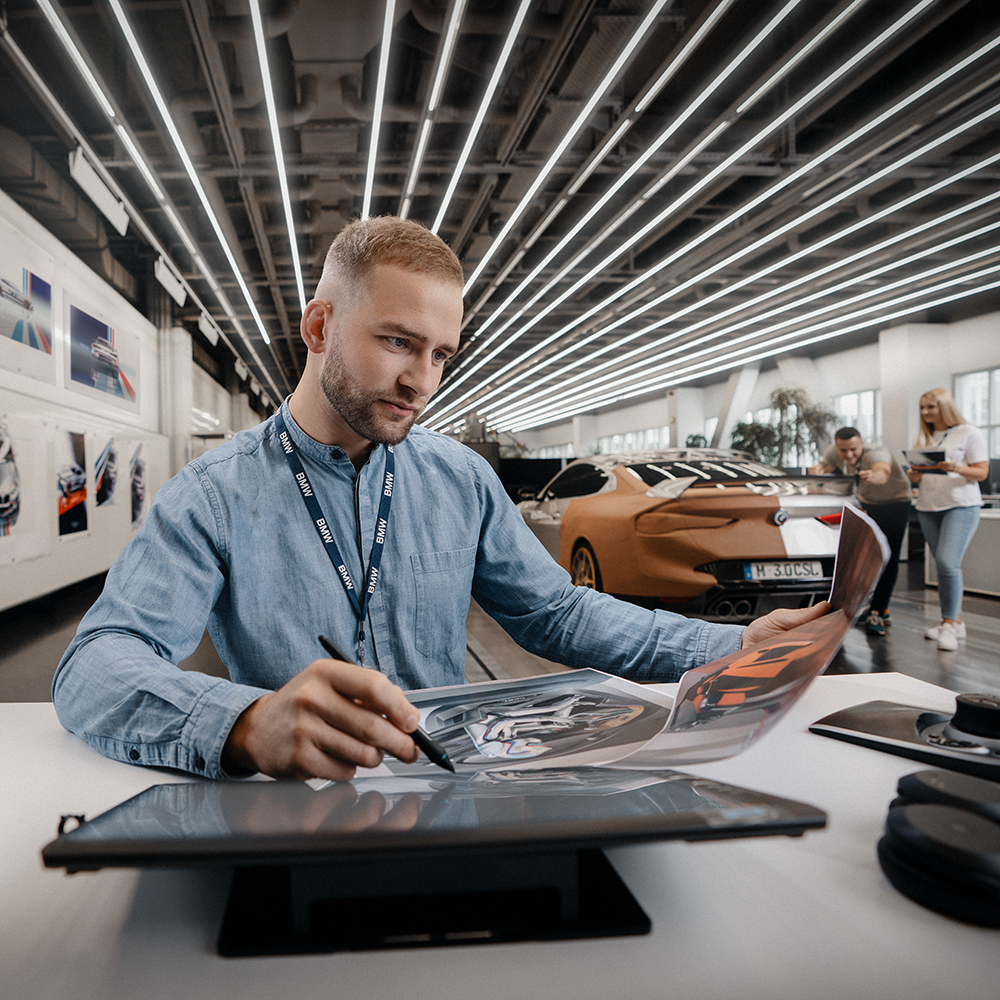 Innovative BMW-Designs werden von einem Designer in einem kreativen Raum entwickelt.