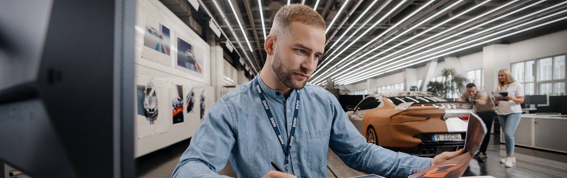 Ein Automobildesigner konzentriert sich auf seine Arbeit an einem Computer.
