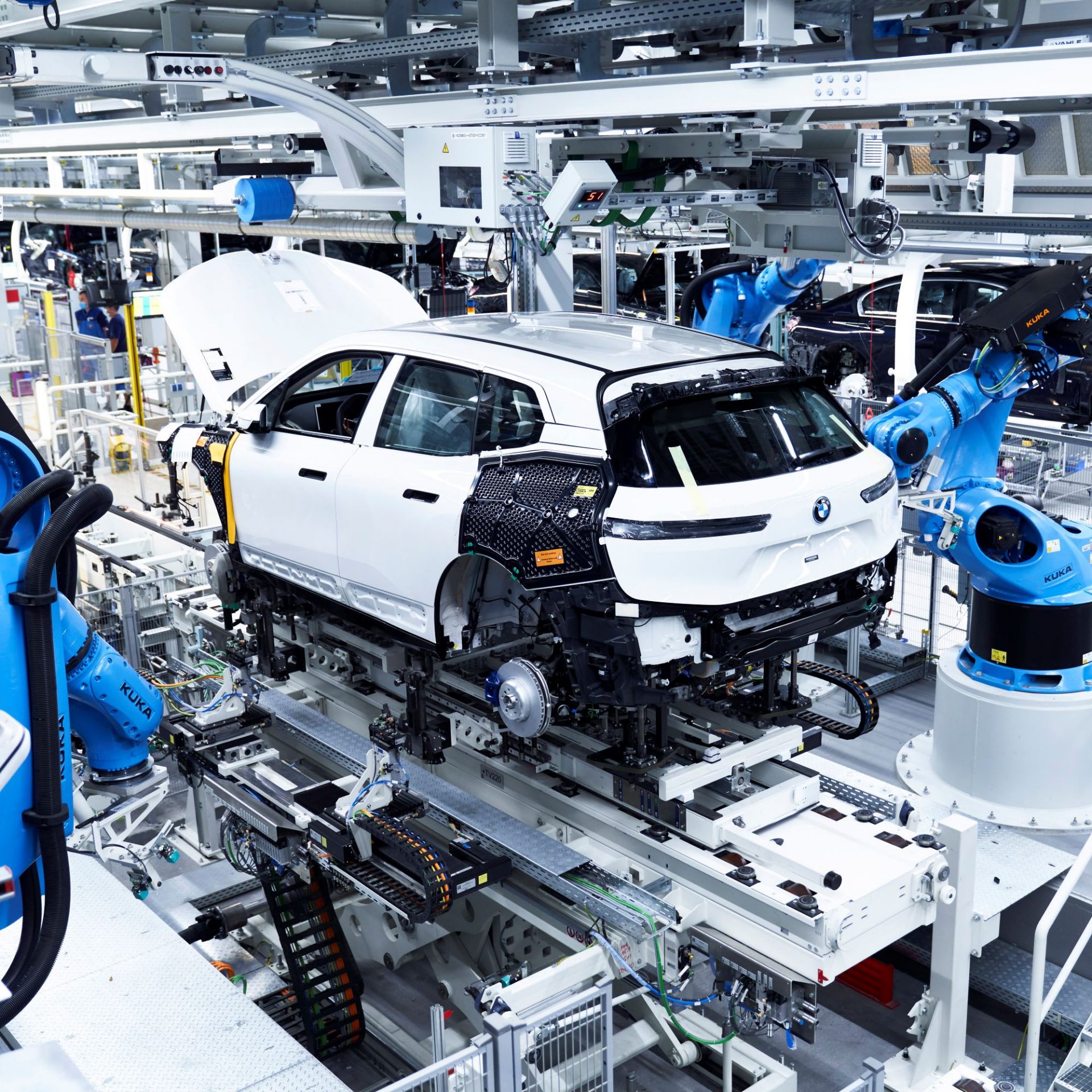 Das Bild zeigt die Produktion des BMW iX.