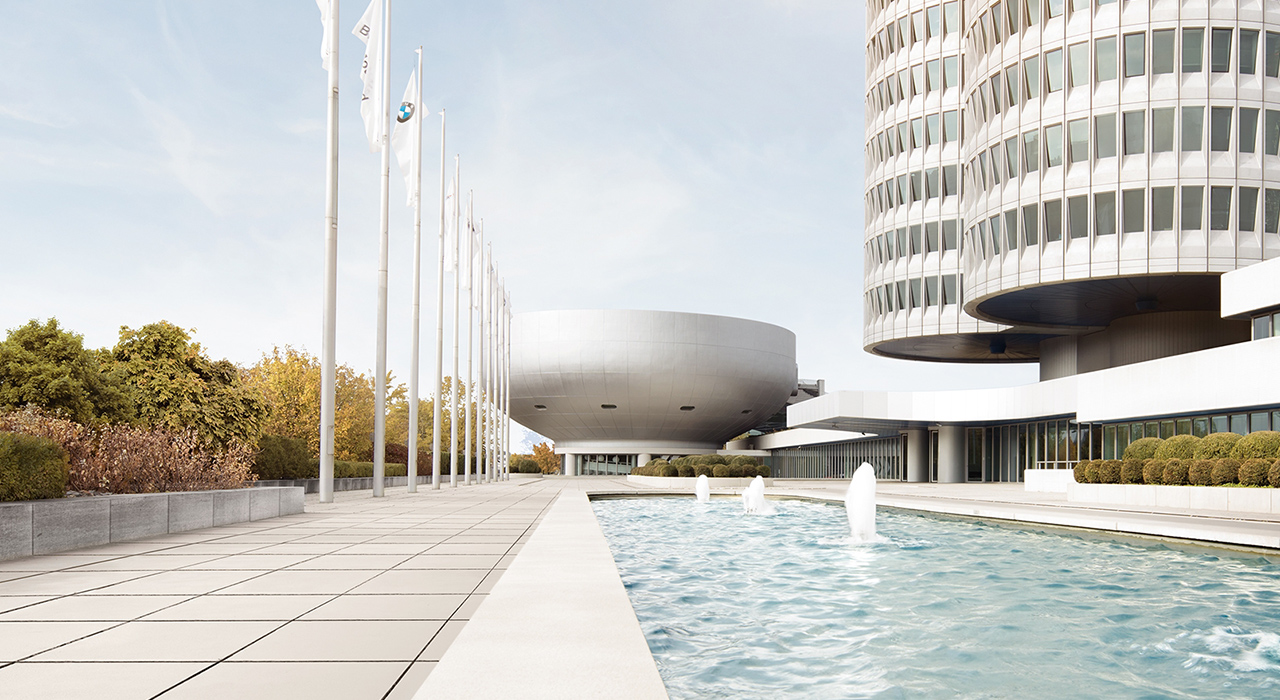 Das Foto zeigt den Campus vor dem BMW Museum in München.