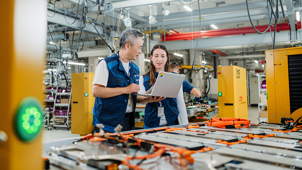 Zwei Ingenieure in der Produktionshalle.