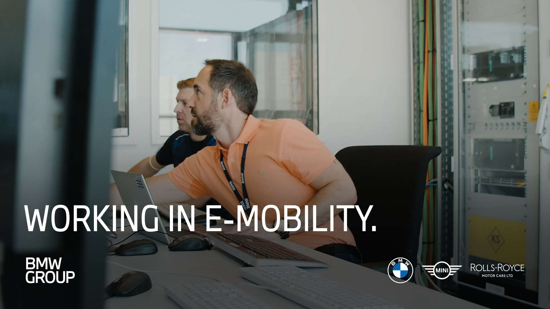 Zwei BMW Group Mitarbeiter, die zusammen an einem Computer arbeiten.