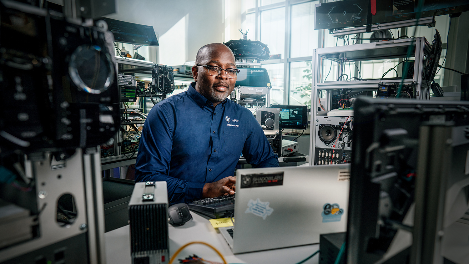Ein Mitarbeiter der BMW Group in einem IT-Büro am LapTop.