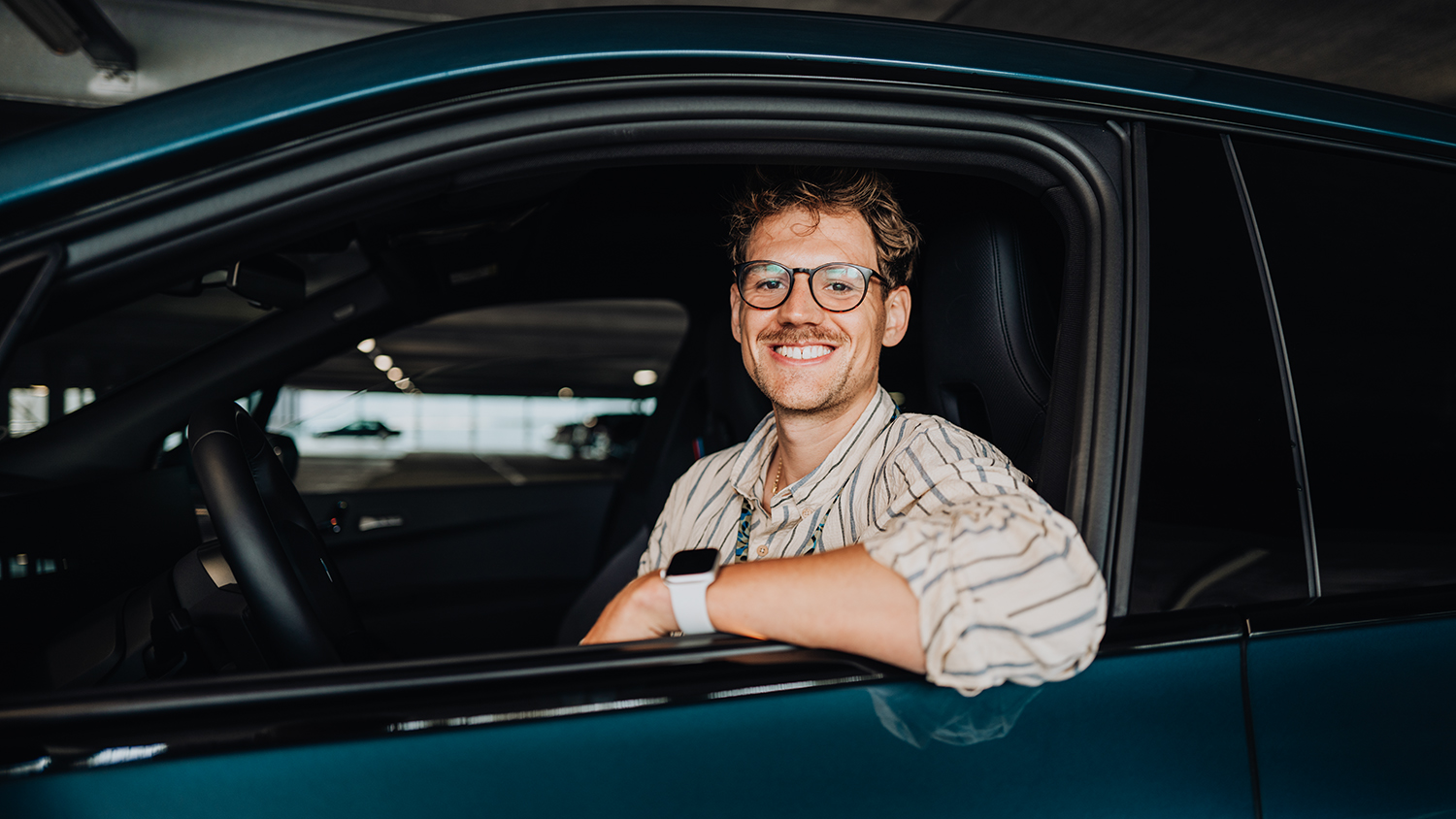 Phillip in einem BMW iX