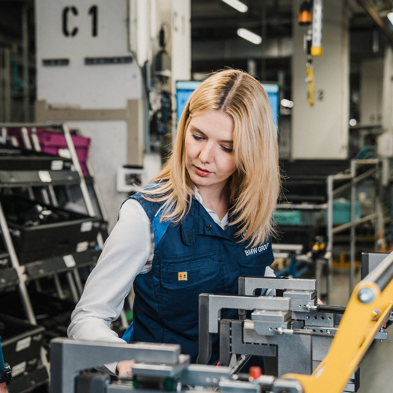 Eine Mitarbeiterin im Bereich Qualitätsmanagement Interieur Innovationen bei der Arbeit