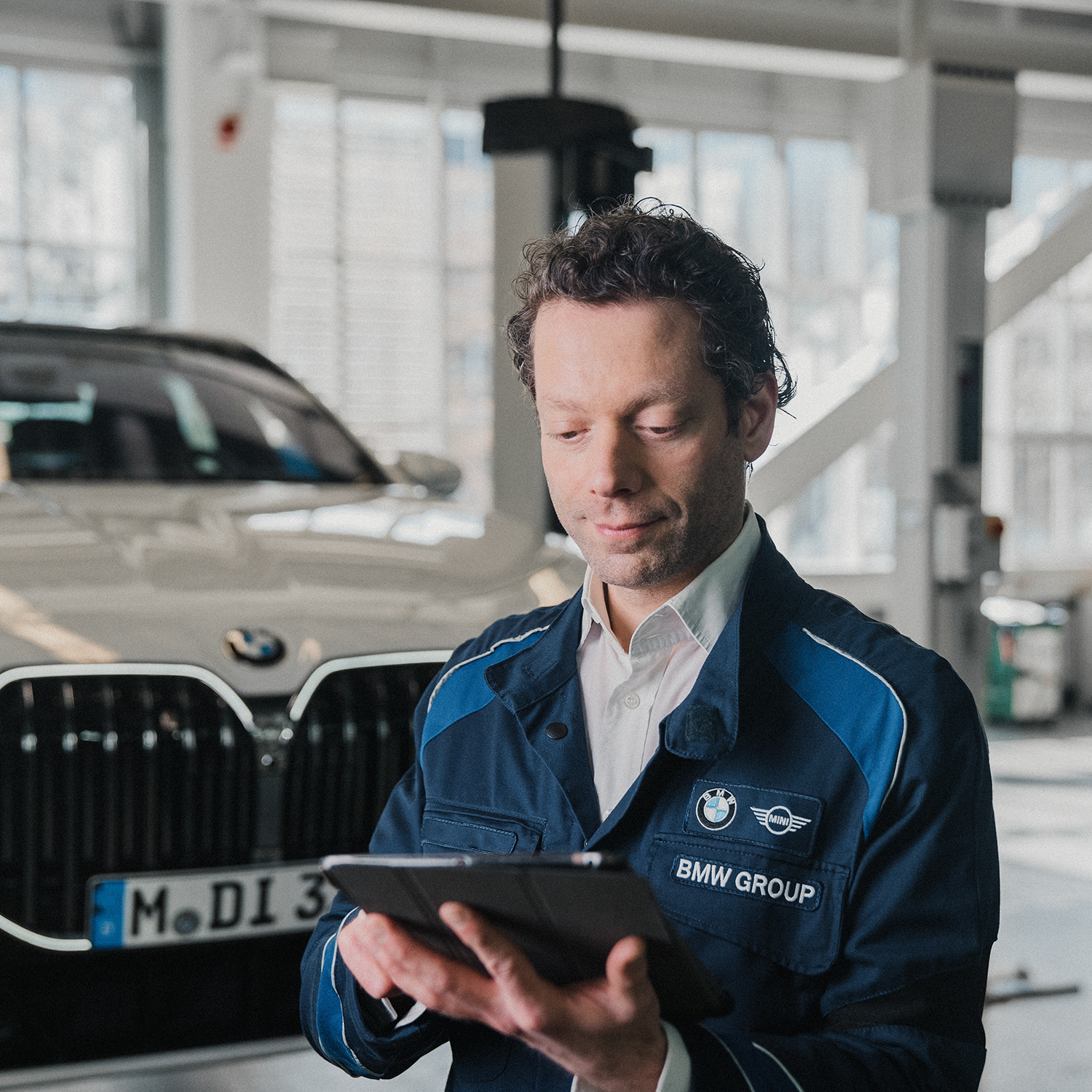 Mitarbeiter im Bereich Qualitätsmanagement für Zierteile am Fahrzeug bei der BMW Group