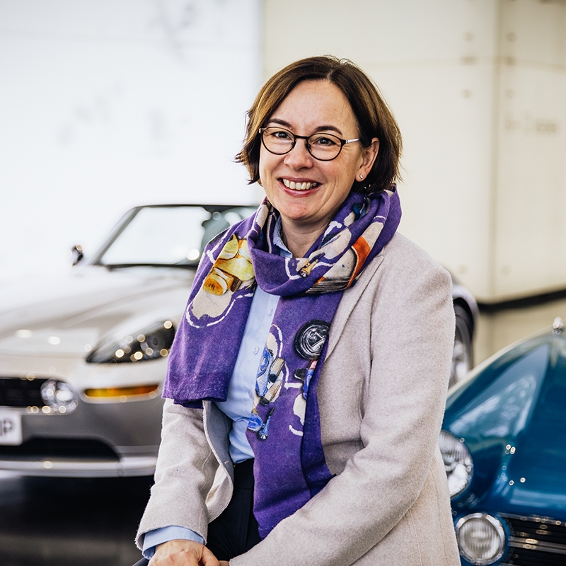 Portrait von BMW Anwältin Ursula im BMW Museum München