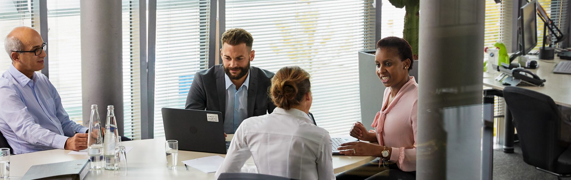 Mitarbeiter:innen im Bereich Recht, IP und Compliance in einer Besprechung.