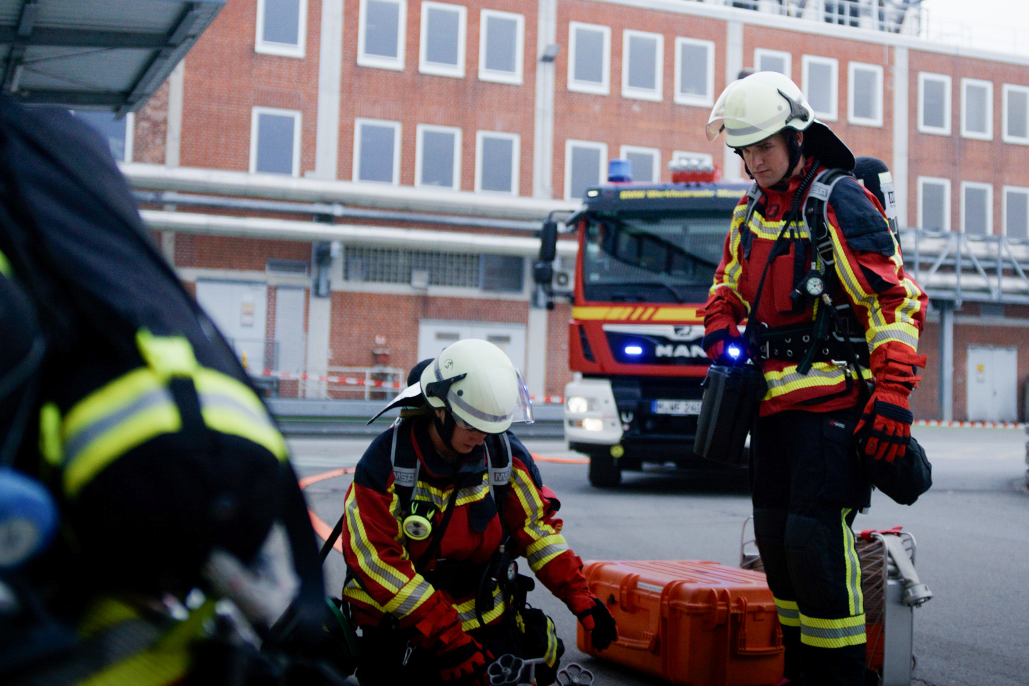 Vier Werkfeuerwehrleute im Einsatz bei der BMW Group.