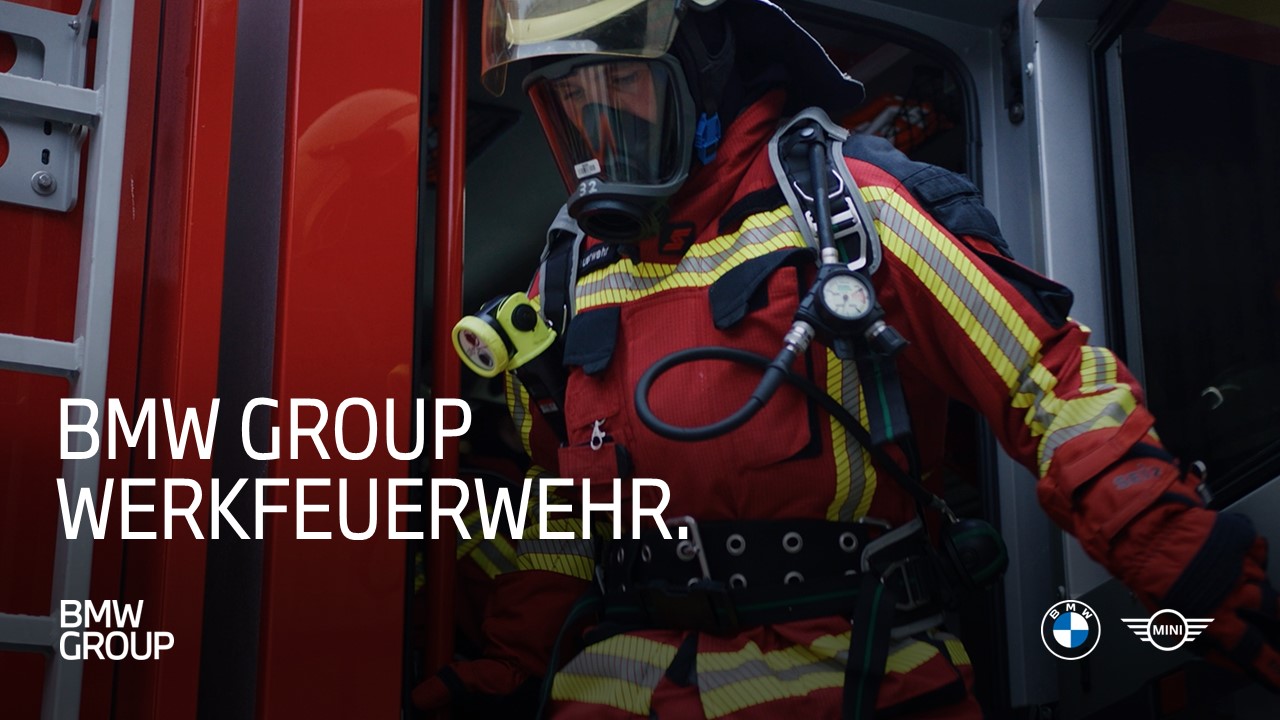 BMW Werkfeuerwehrmann steigt aus dem Feuerwehrauto. Einblick in den Beruf bei der BMW Group.