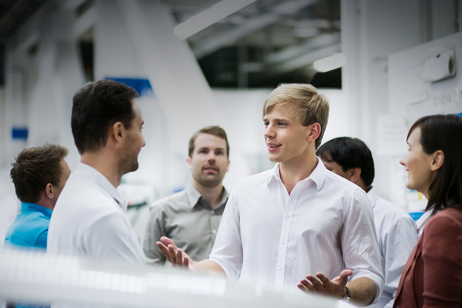 Studenten Informieren sich bei einem Infotag der BMW Group.