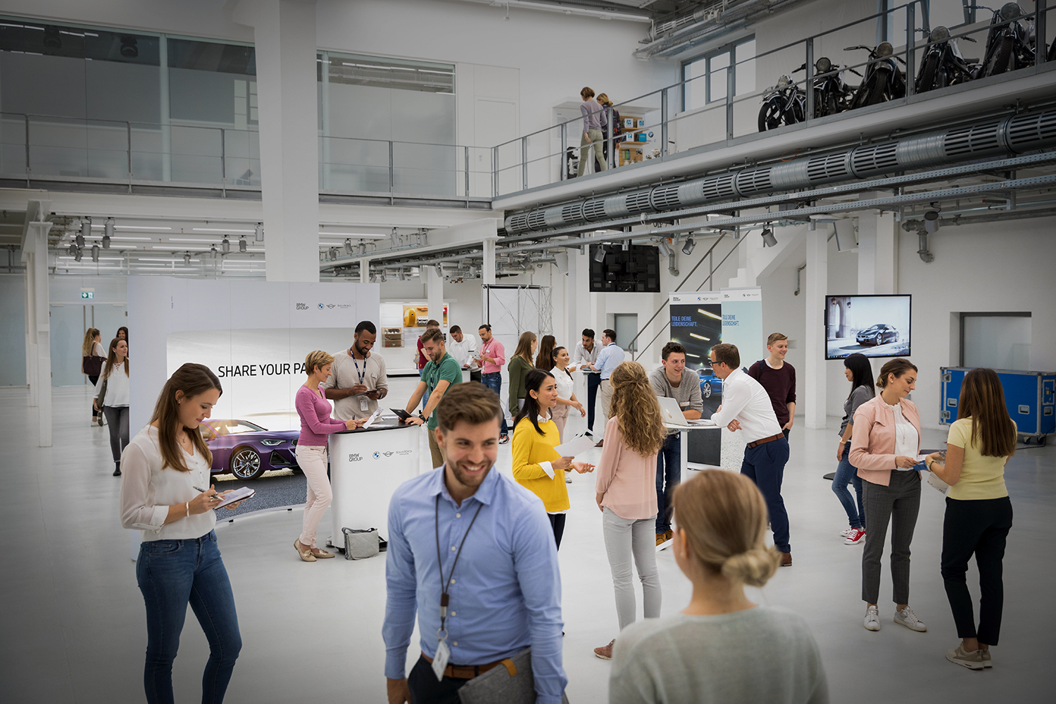 Viele Menschen auf einer Messe bei der BMW Group.