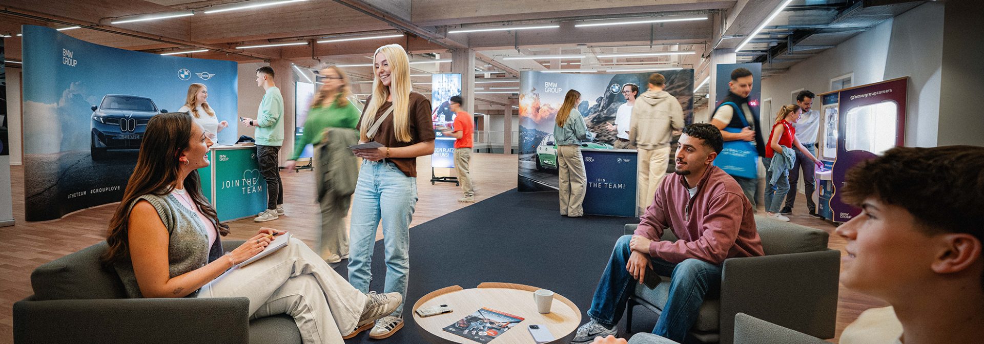 Vier BMW Group Mitarbeiter bei der Planung eines Events.