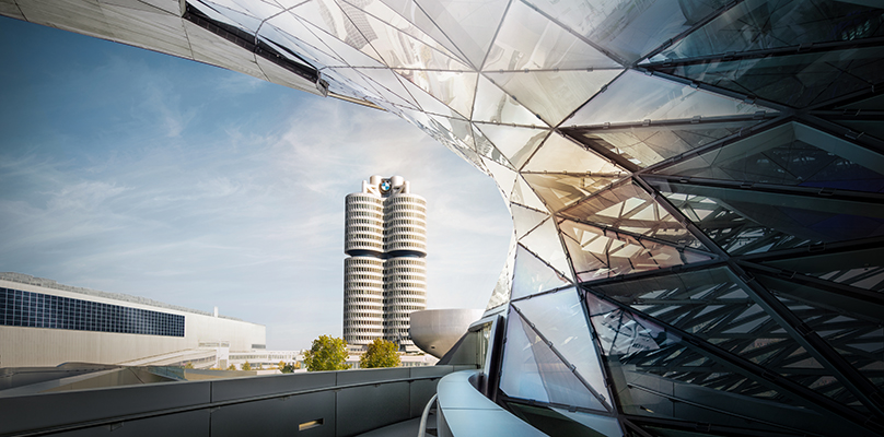 Das Bild zeigt den BMW Vierzylinder und das BMW Museum.