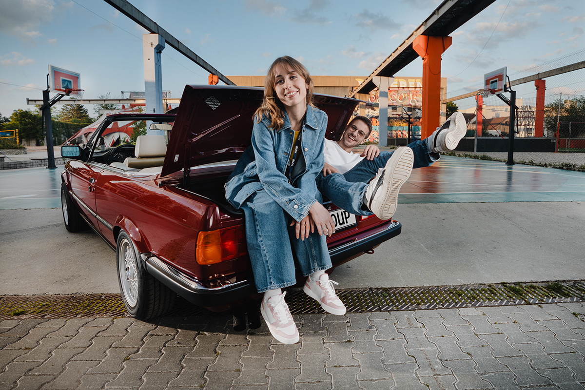 Drei Azubis machen ein Selfie in einer Kfz-Werkstatt