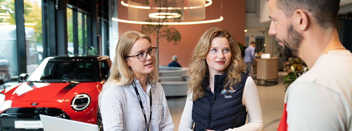 Zwei Mitarbeitende einer Mini Niederlassungen im Kundengespräch.