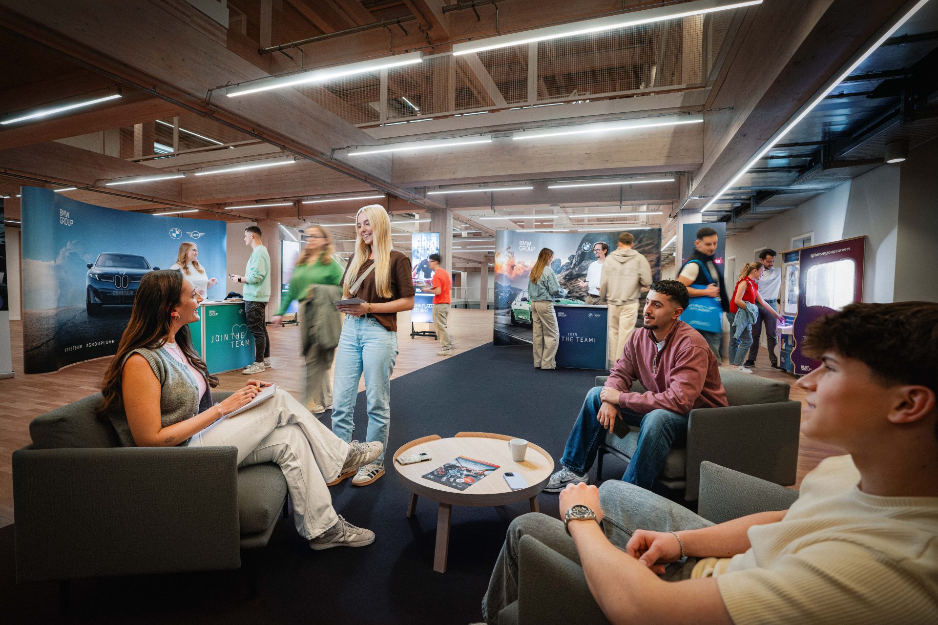 Teilnehmer interagieren bei einem Event zur Berufsberatung.