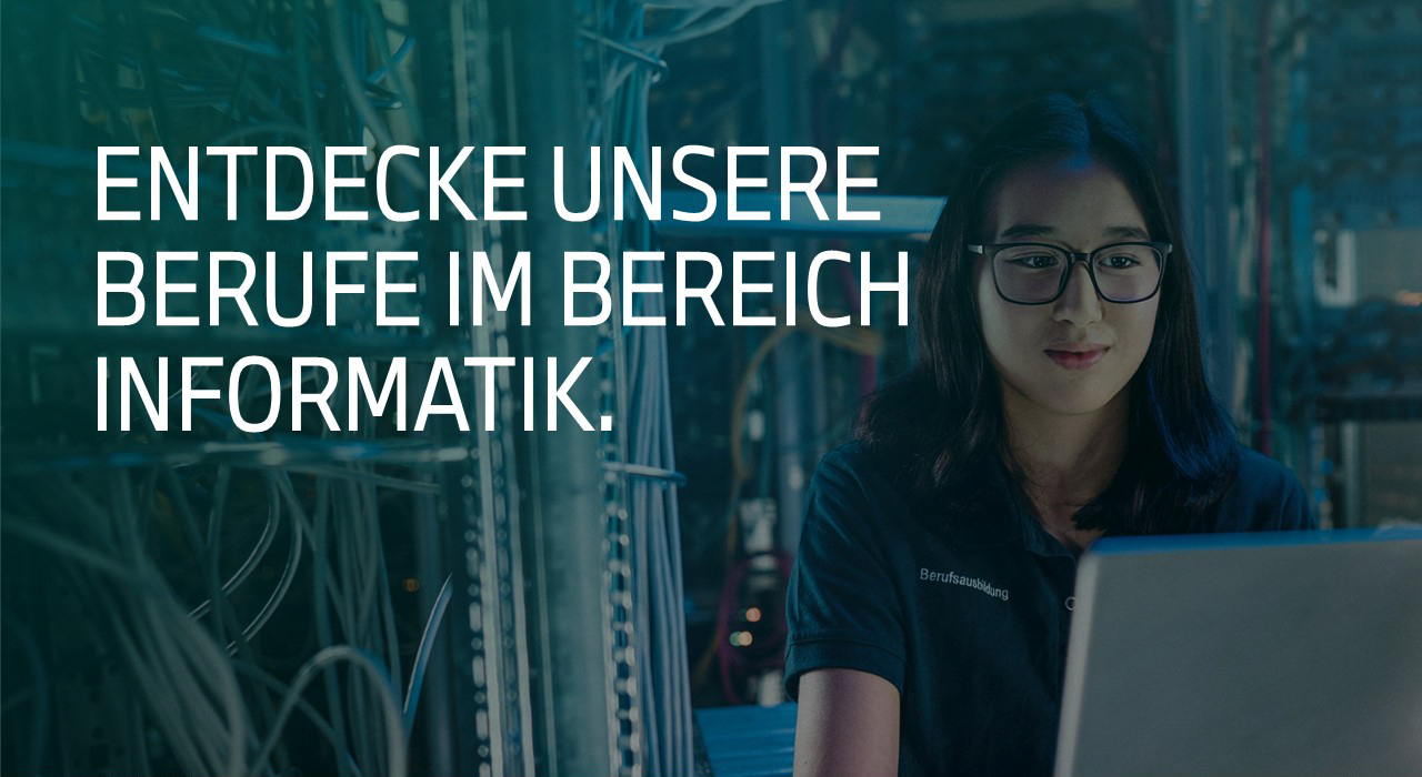 Junge Frau arbeitet an einem Laptop im Bereich Informatik.