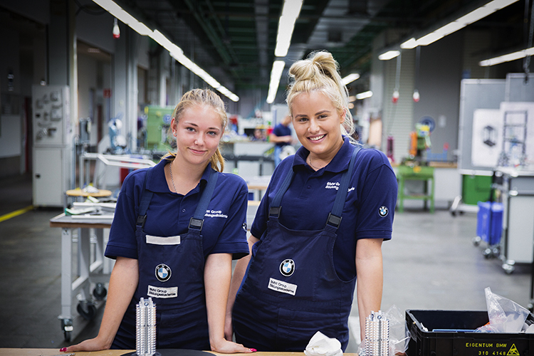 Das Bild zeigt zwei Fertigungsmechanikerinnen in der Werkstatt.