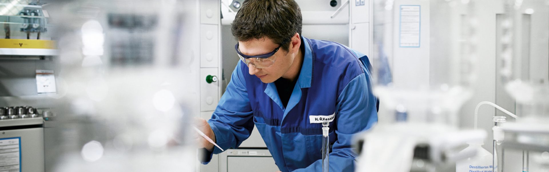  Laborarbeit eines Auszubildenden zum Chemielaboranten bei der BMW Group.