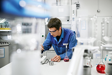  Laborarbeit eines Auszubildenden zum Chemielaboranten bei der BMW Group.