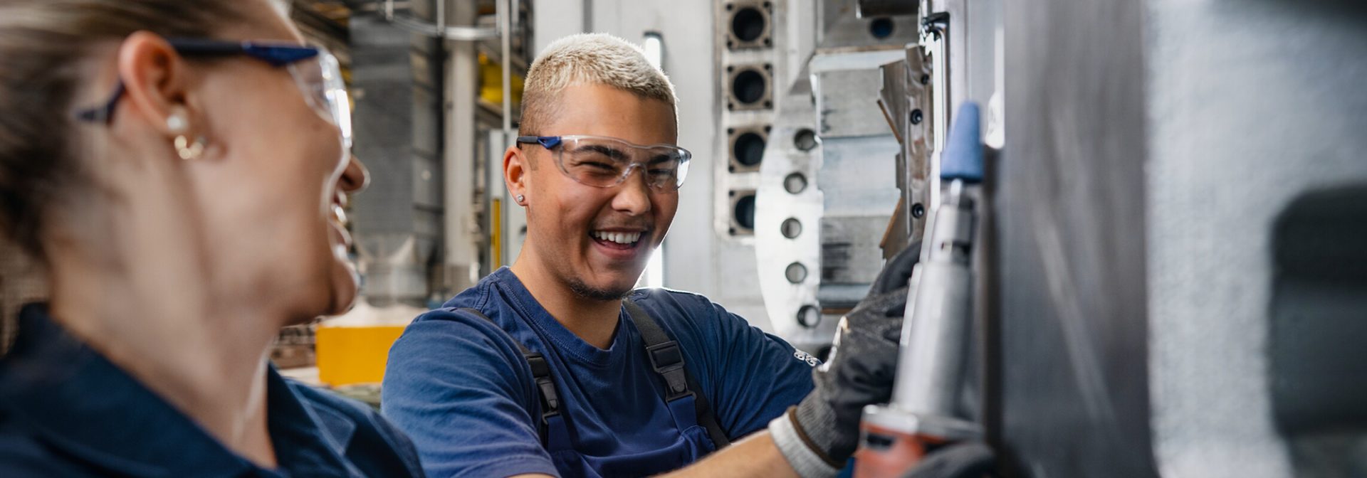 Zwei Azubis arbeiten in der Produktion