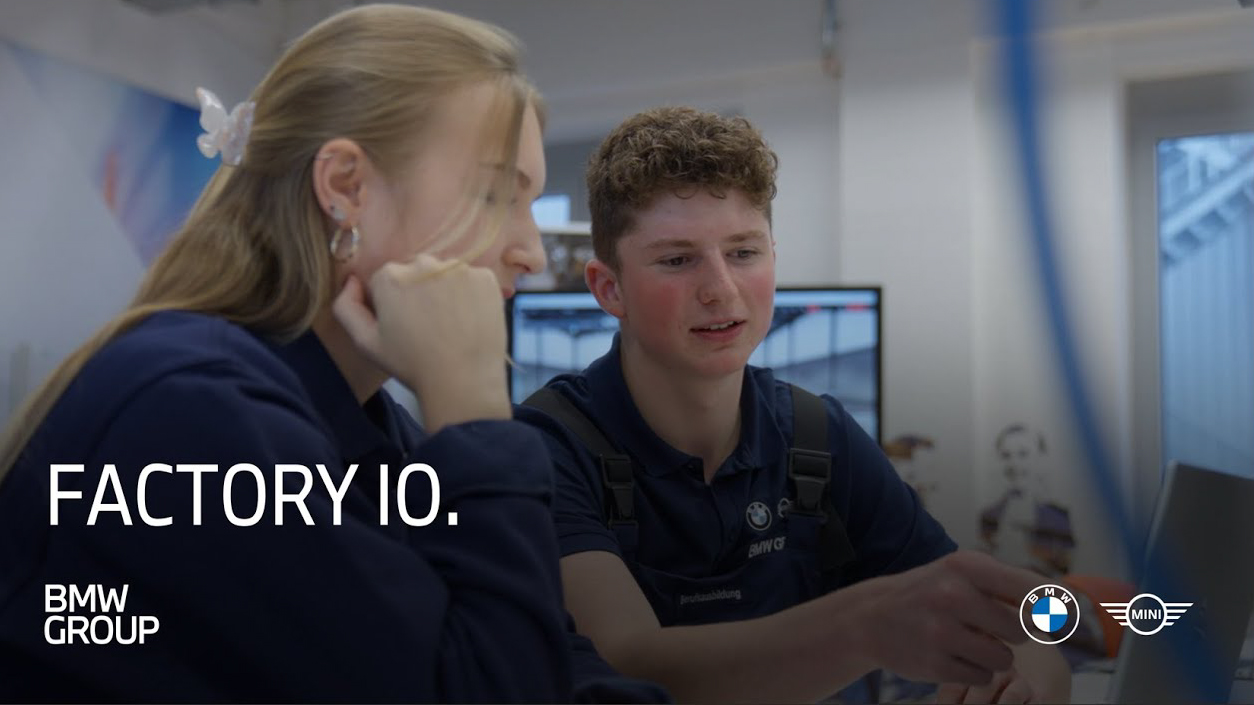 Zwei Auszubildende arbeiten am Computer mit FactoryIO.