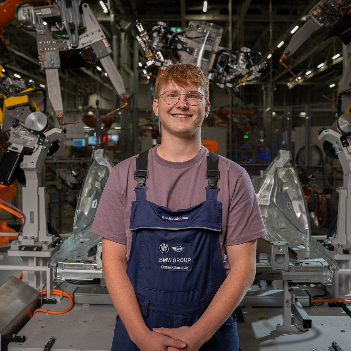 Auszubildender zum Elektroniker für Automatisierung bei der BMW Group arbeitet an einer Maschine.
