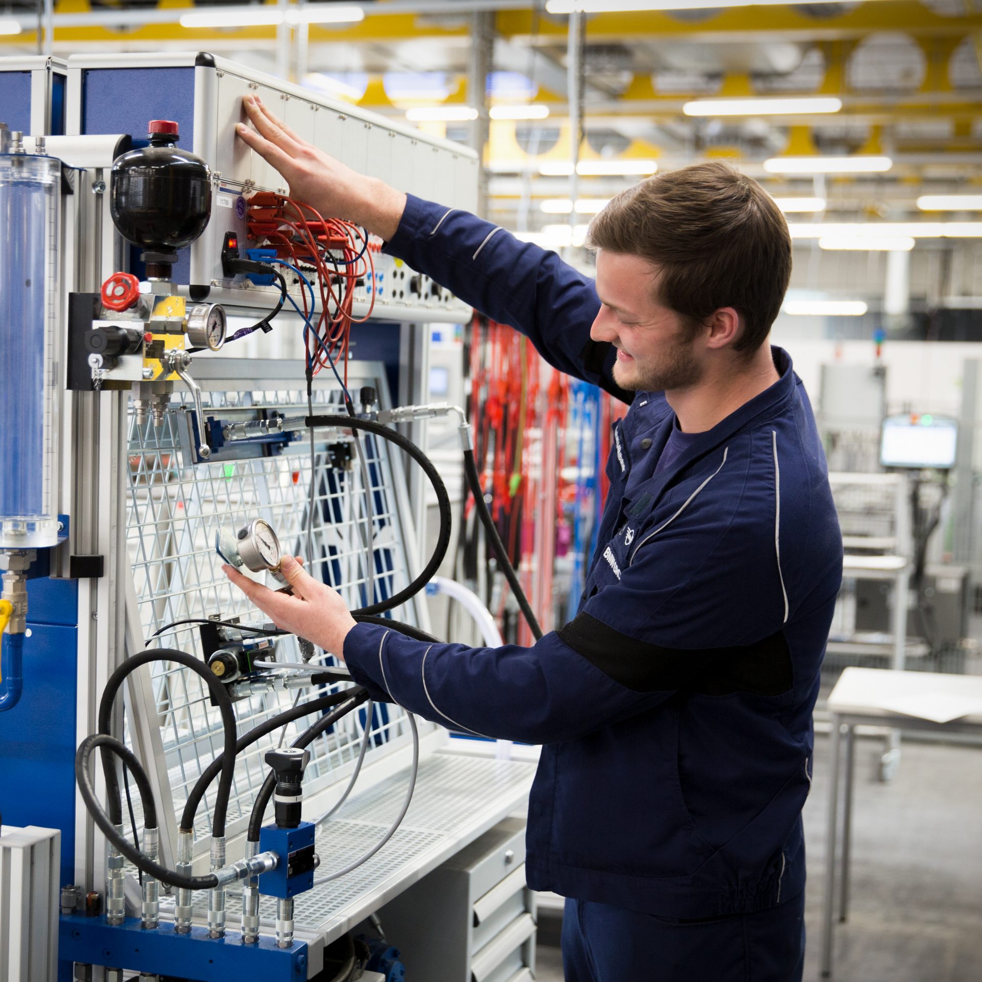 Ein Auszubildender bei der BMW Group arbeitet an einem Schulungswagen.