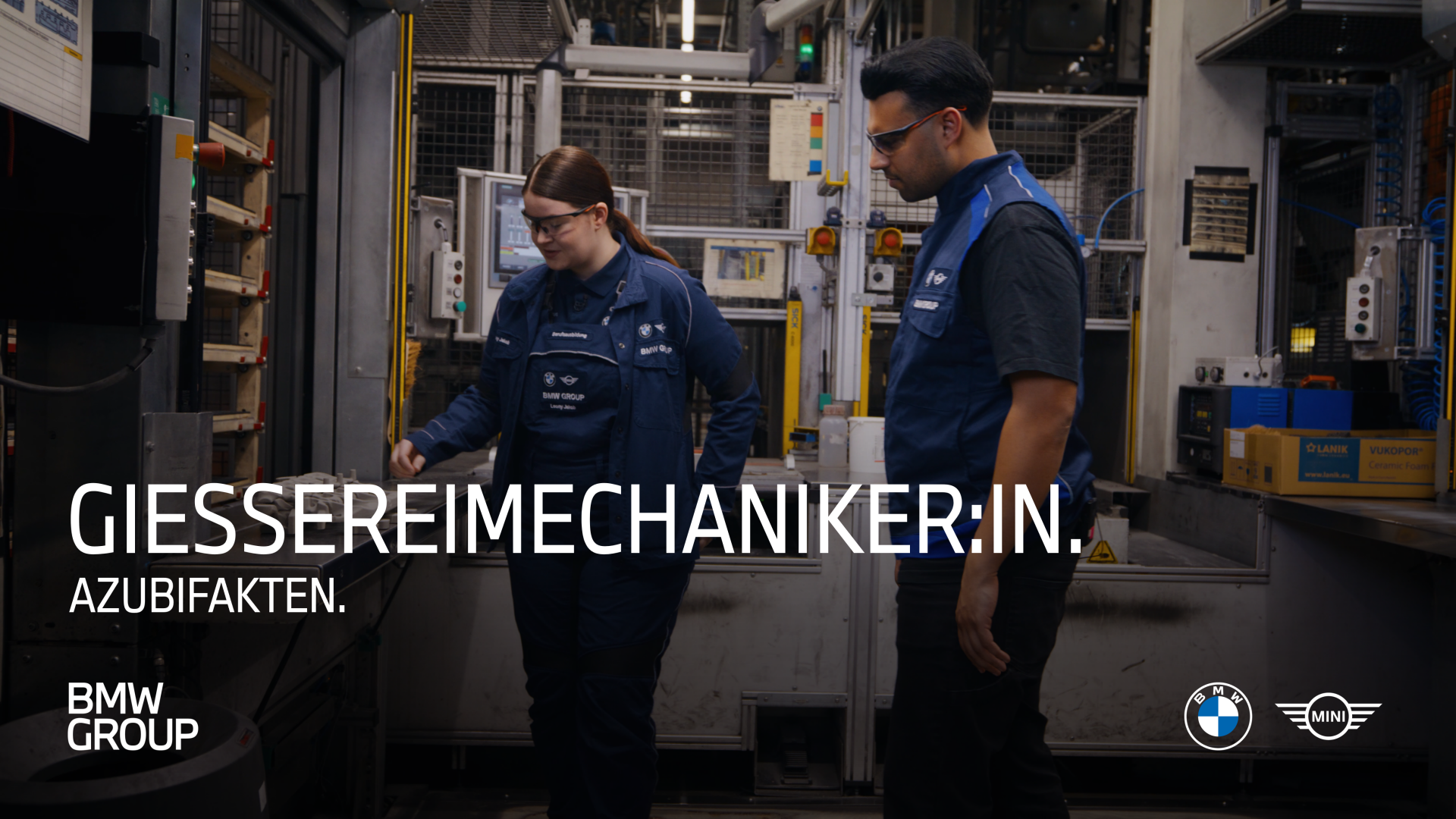 Zwei Gießereimechaniker-Auszubildende bei der BMW Group in der Fertigung.