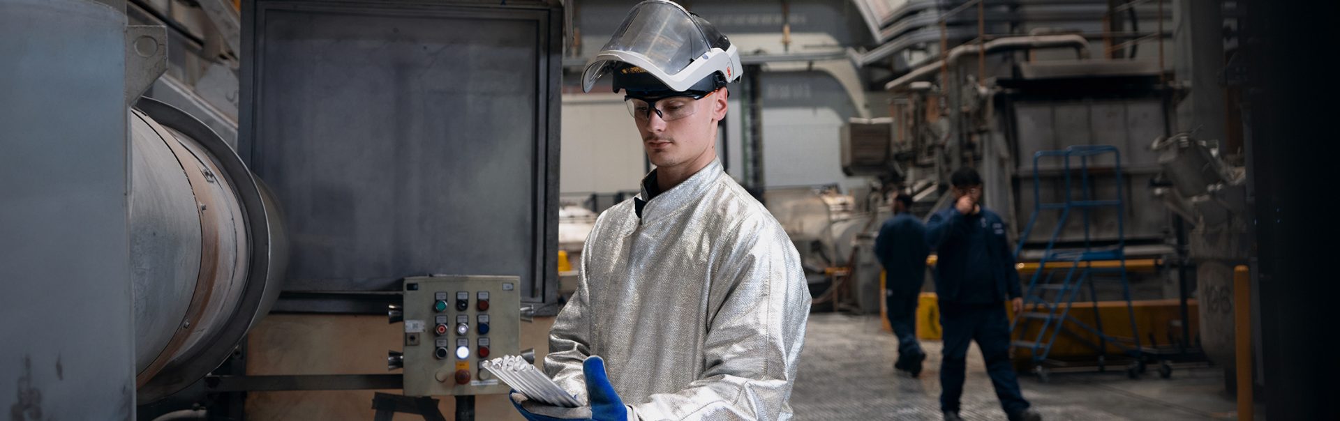 Auszubildender als Giessereimechaniker in Schutzkleidung bei der Arbeit in einer Fabrik bei der BMW Group.