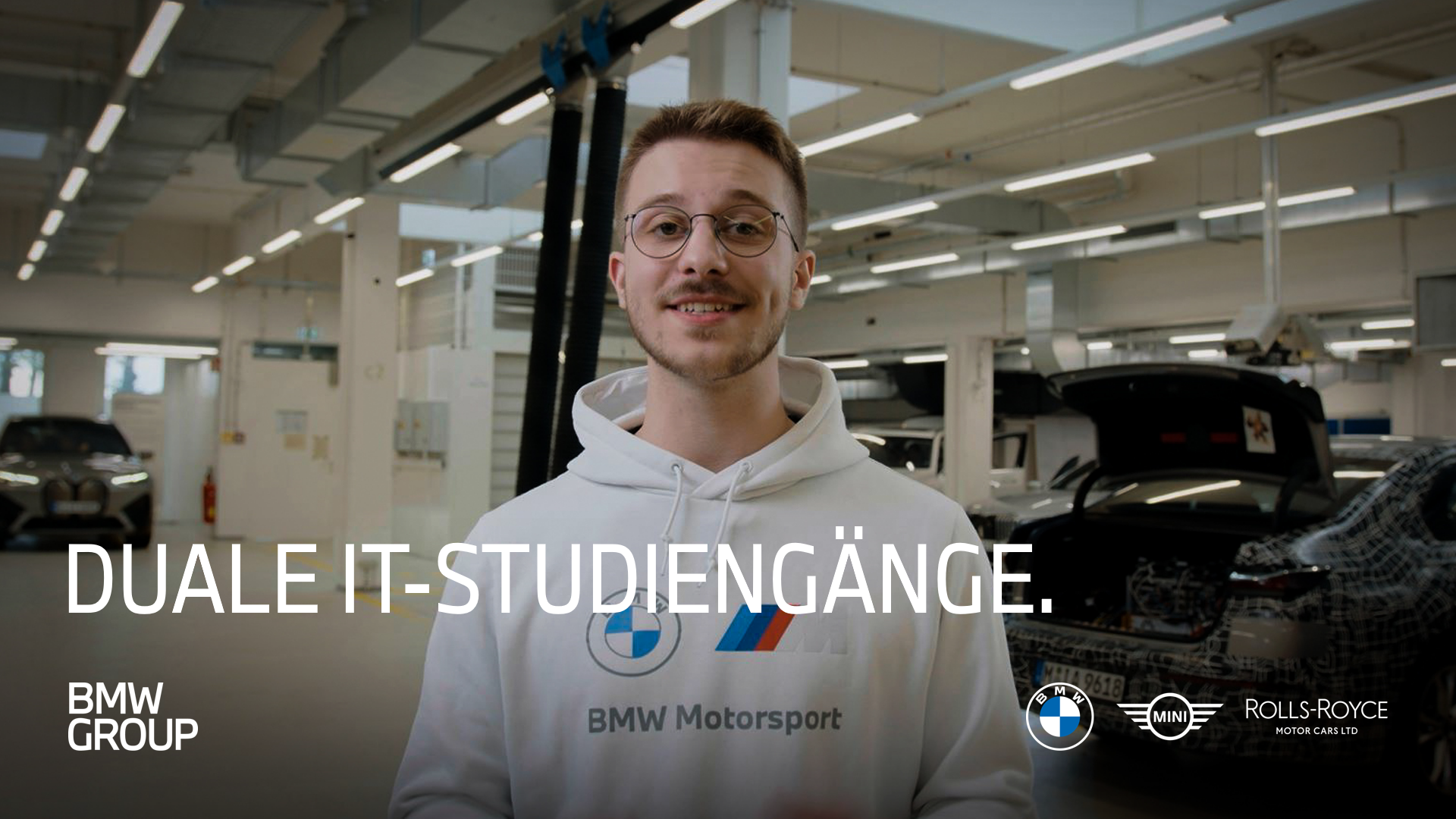 Ein junger Mann spricht über duale IT-Studiengänge bei BMW.