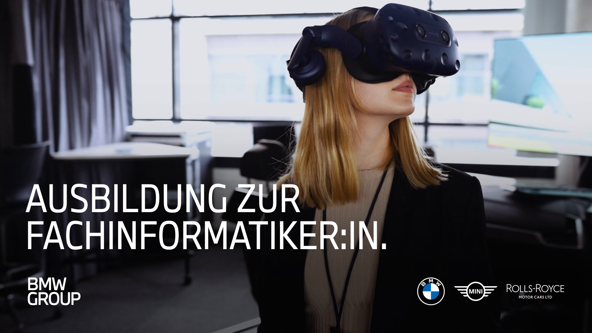 Eine junge Frau mit VR-Brille während der Ausbildung zur Fachinformatikerin bei der BMW Group.
