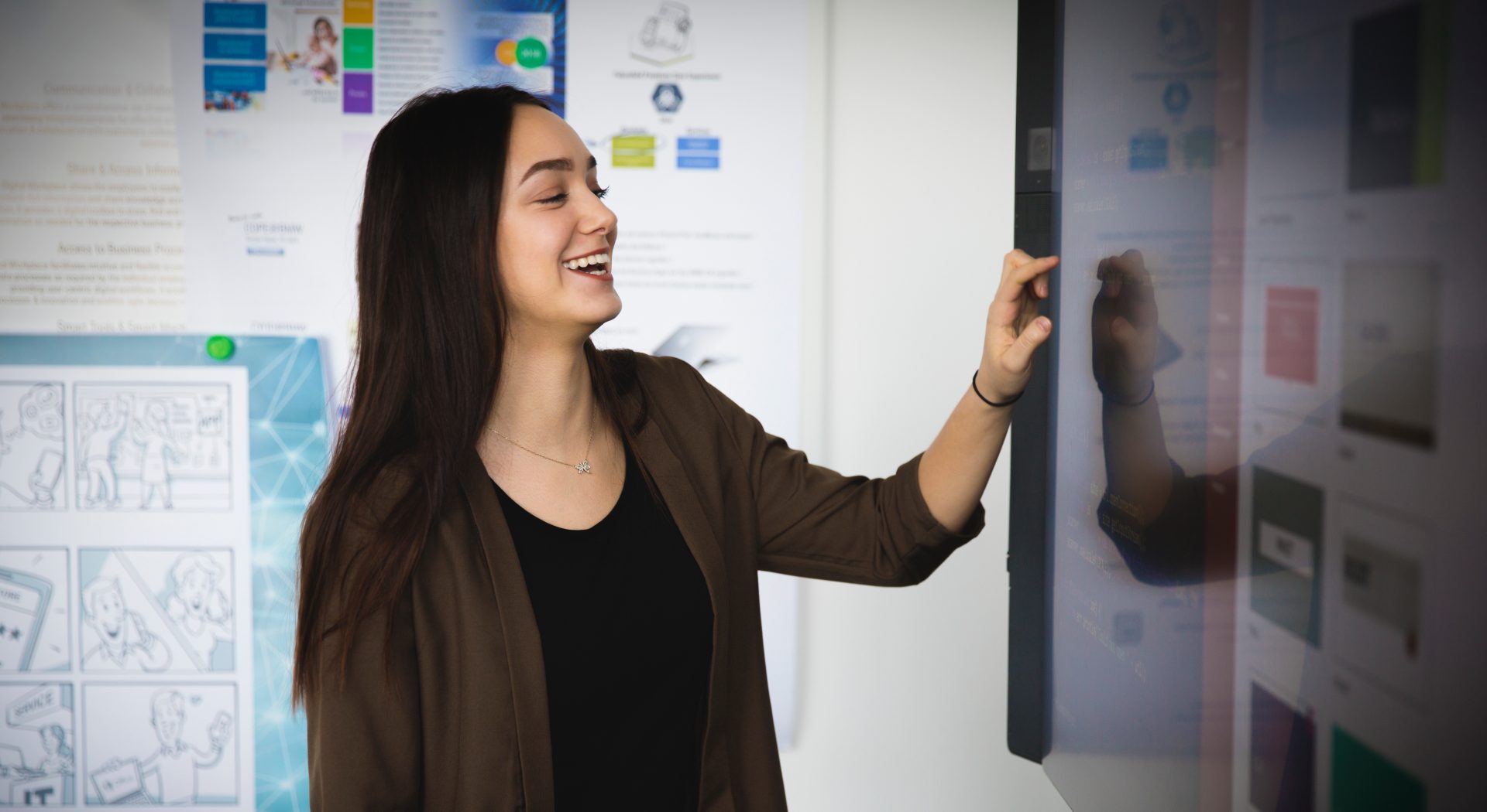 Auszubildende Merve an einem Microsoft Surface Hub