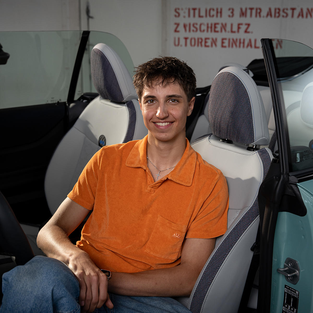 Junger Auszubildender als Karosserie- und Fahrzeugbaumechaniker in einer Werkstatt der BMW Group.