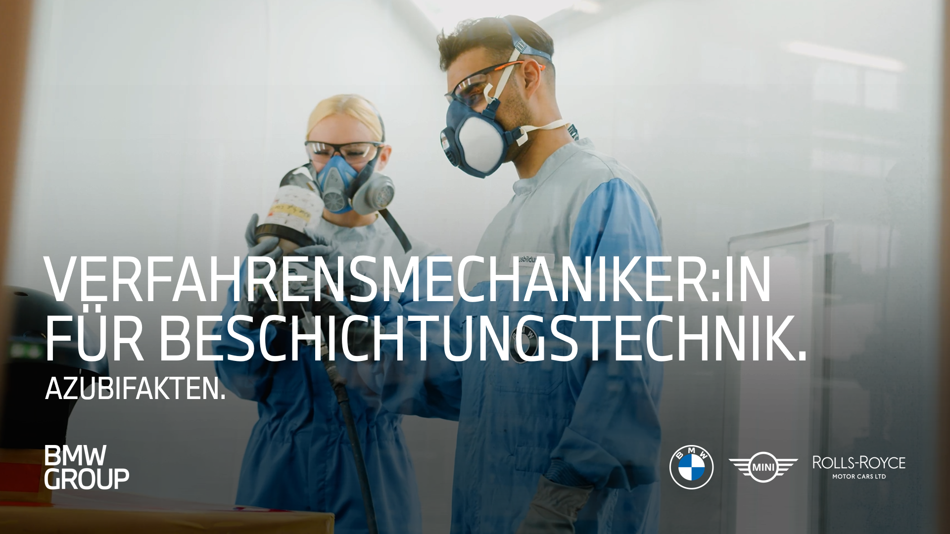 Zwei Auszubildende der BMW Group in der Lackierkabine. Azubifakten rund um die Ausbildung zum Verfahrensmechaniker für Beschichtungstechnik.