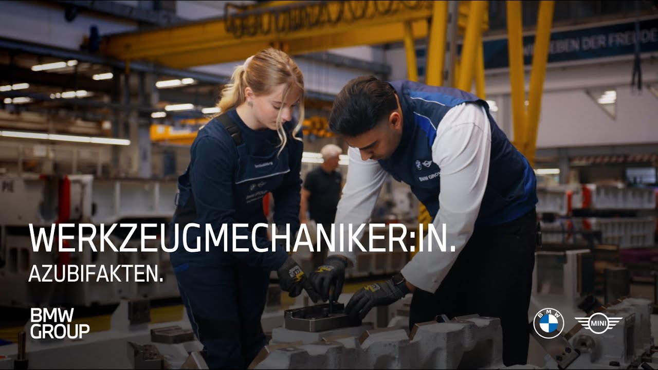 Eine Auszubildender und Isolinho von Azubifakten bei der Arbeit an einem Werkstück