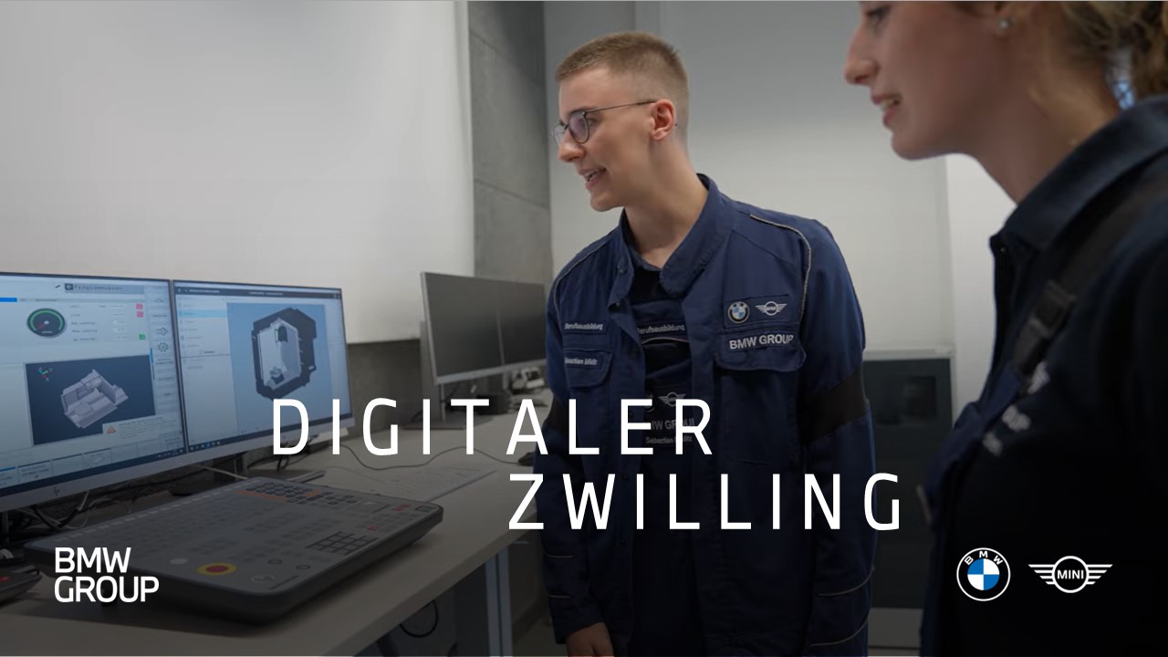 Zwei Auszubildende arbeiten am Computer mit dem Digitalen Zwilling.