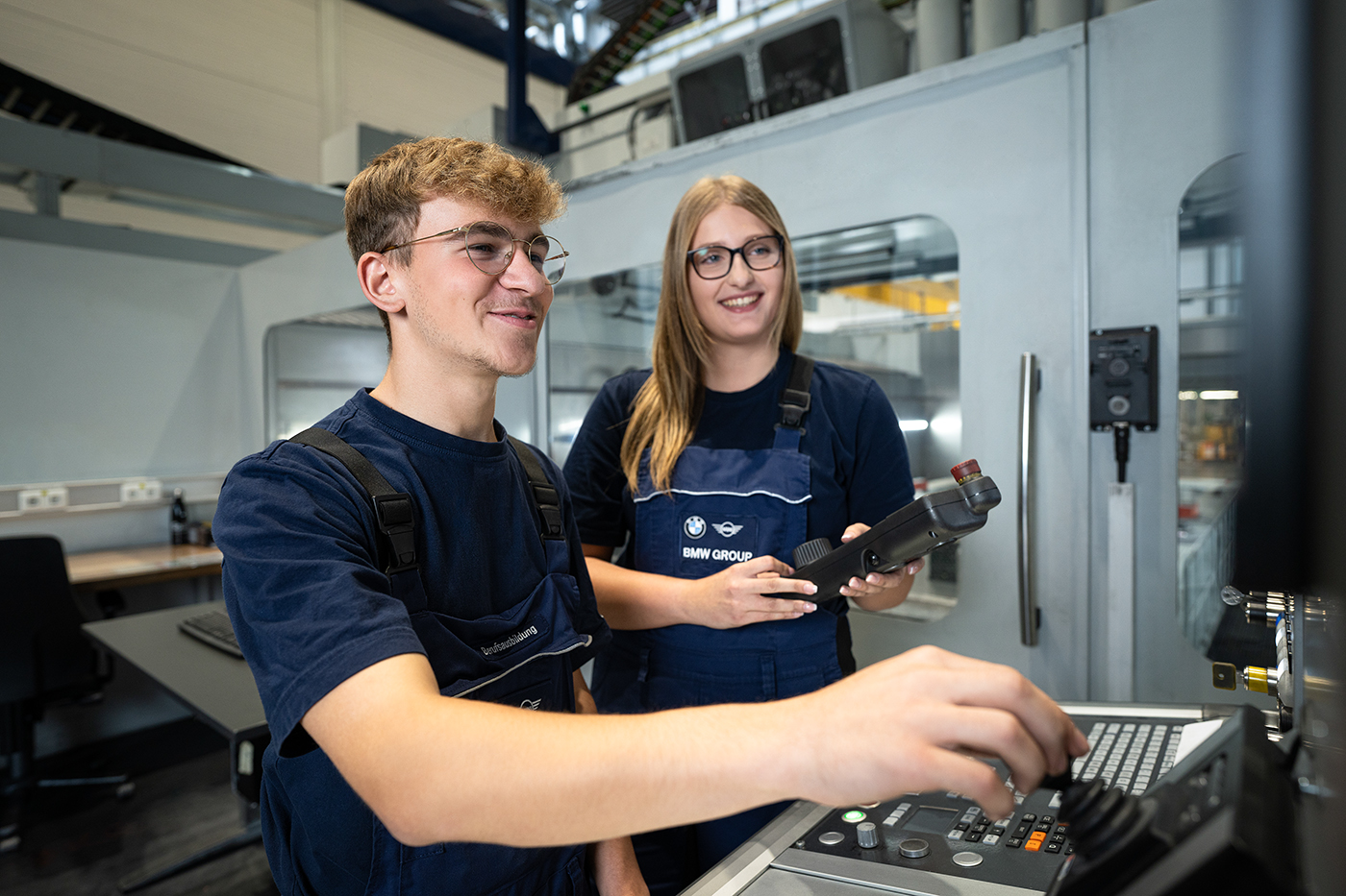 Zwei Mechatronik-Azubis bei der Arbeit an einer Maschine