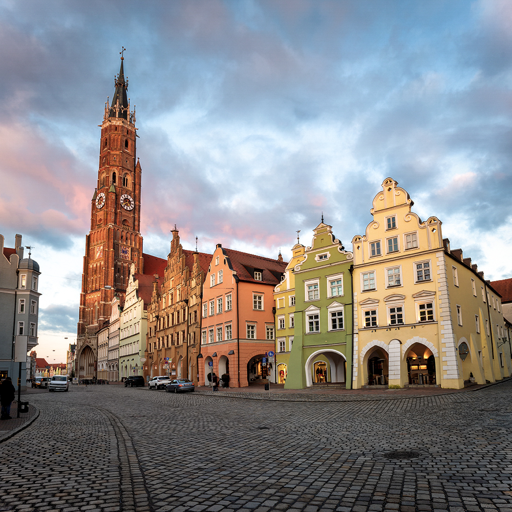 Innenstadt von Landshut mit einem Kirchturm.