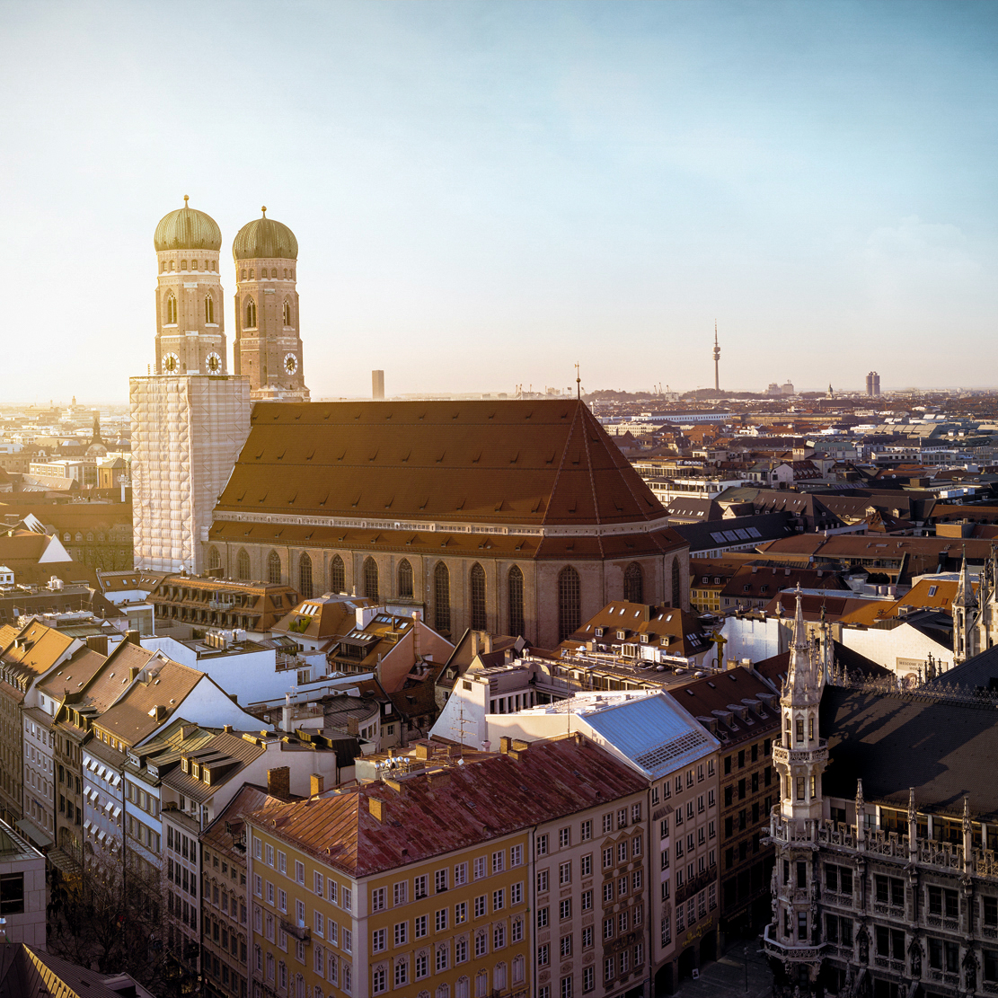 Die Innenstadt von München mit der Frauenkirche bei schönem Wetter.