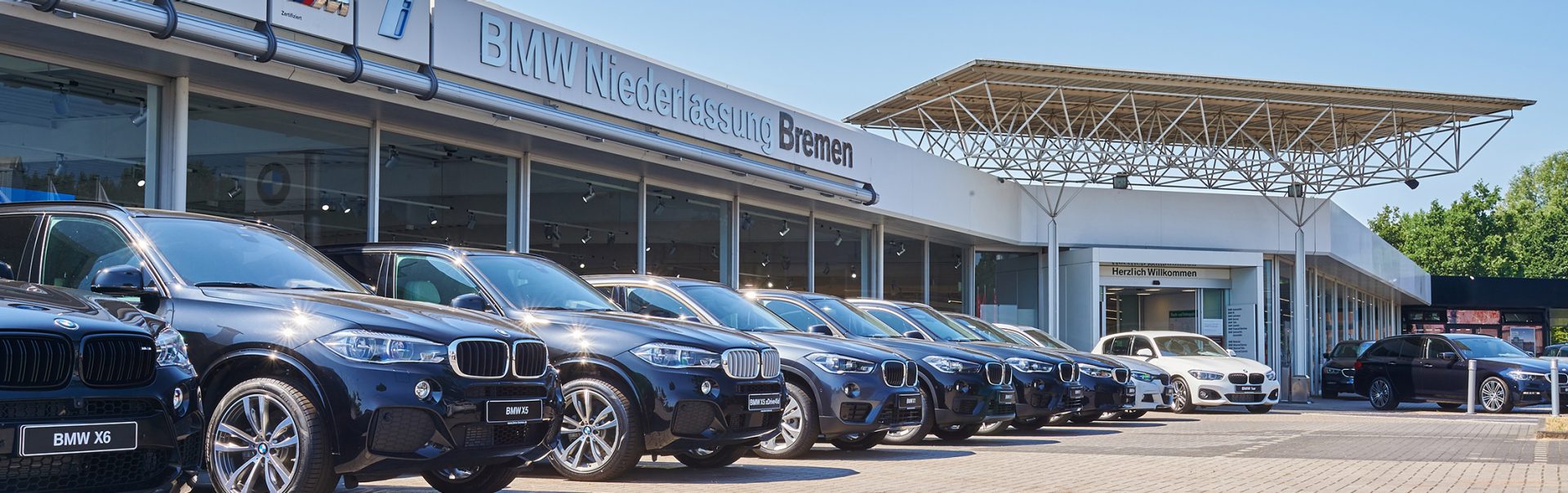 Aussenansicht der BMW Niederlassung in Bremen mit vielen verschiedenen BMW Modellen.