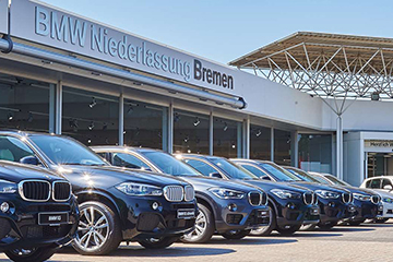 Aussenansicht der BMW Niederlassung in Bremen mit vielen verschiedenen BMW Modellen.