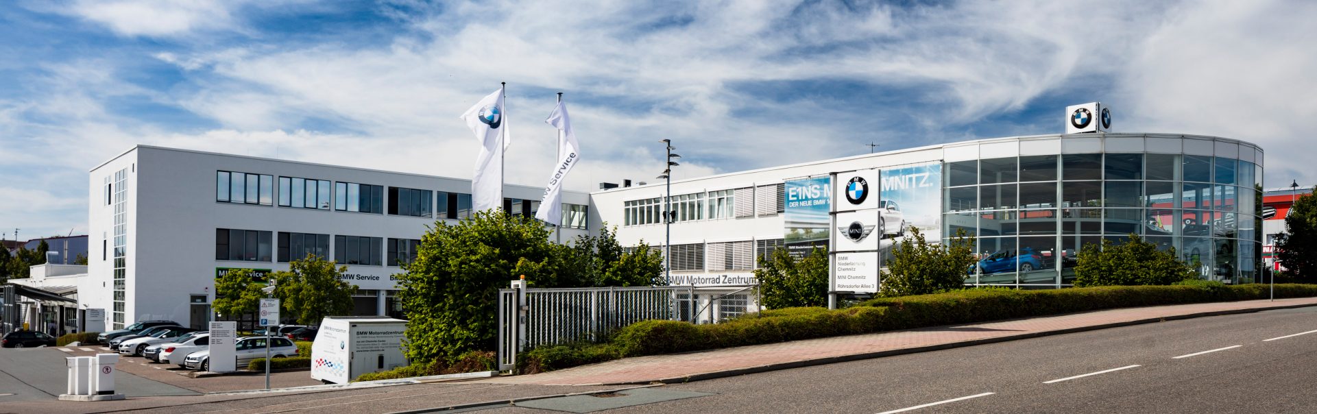 Aussenansicht der BMW und MINI Niederlassung in Chemnitz mit vielen verschiedenen BMW Modellen.